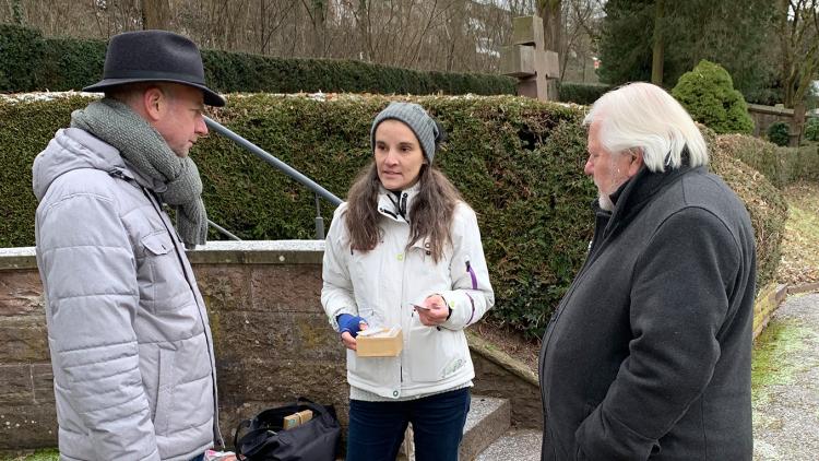 Dr. Timm Kern und Herbert Müller im Austausch mit Eva Masurowski (Bildungsreferentin Volksbund Kriegsgräberfürsorge)